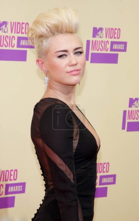 Téléchargez les photos : Miley Cyrus aux MTV Video Music Awards 2012 au Staples Center à Los Angeles, États-Unis le 6 septembre 2012
. - en image libre de droit