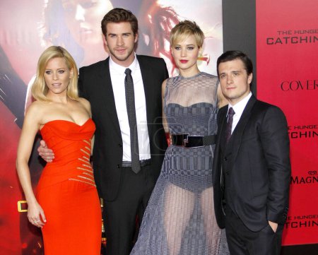Foto de Liam Hemsworth, Elizabeth Banks, Jennifer Lawrence and Josh Hutcherson at the Los Angeles premiere of 'The Hunger Games: Catching Fire' held at the Nokia Theatre L.A. Live in Los Angeles, USA on November 18, 2013. - Imagen libre de derechos