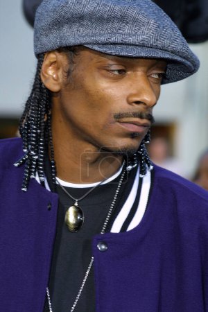 Foto de Snoop Dogg at the Los Angeles premiere of 'Soul Plane' held at the Mann Village Theater in Westwood on May 17, 2004. - Imagen libre de derechos