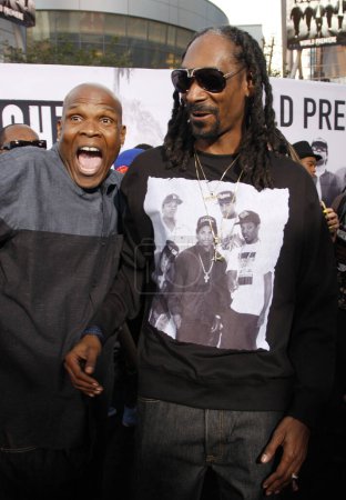 Foto de Snoop Dogg and Big Boi at the Los Angeles premiere of 'Straight Outta Compton' held at the Microsoft Theater in Los Angeles, USA on August 10, 2015. - Imagen libre de derechos