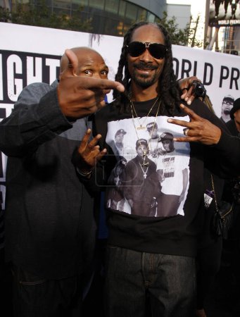Foto de Snoop Dogg and Big Boi at the Los Angeles premiere of 'Straight Outta Compton' held at the Microsoft Theater in Los Angeles, USA on August 10, 2015. - Imagen libre de derechos