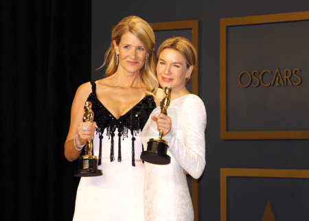 Foto de Laura Dern y Renee Zellweger en los 92nd Academy Awards - Sala de prensa celebrada en el Dolby Theatre en Hollywood, EE.UU. el 9 de febrero de 2020
. - Imagen libre de derechos
