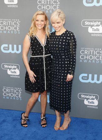 Téléchargez les photos : Reese Witherspoon et Emilia Clarke lors de la 23e remise annuelle des Critics 'Choice Awards au Barker Hangar de Santa Monica, États-Unis, le 11 janvier 2018. - en image libre de droit