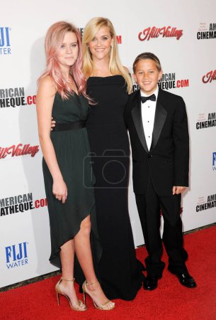 Foto de Reese Witherspoon, Ava Phillippe and Deacon Phillippe at the 29th American Cinematheque Award Honoring Reese Witherspoon held at the Hyatt Regency Century Plaza in Los Angeles on October 30, 2015. - Imagen libre de derechos