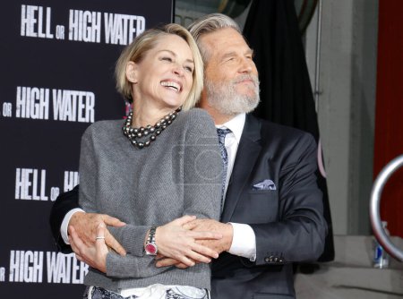 Téléchargez les photos : Sharon Stone et Jeff Bridges à la cérémonie Jeff Bridges Hand And Footprint qui s'est tenue au TCL Chinese Theatre IMAX à Hollywood, États-Unis le 6 janvier 2017
. - en image libre de droit