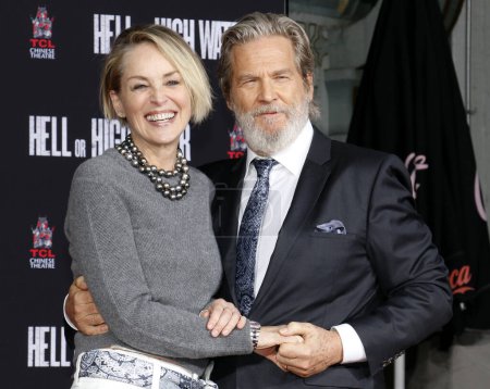 Téléchargez les photos : Sharon Stone et Jeff Bridges à la cérémonie Jeff Bridges Hand And Footprint qui s'est tenue au TCL Chinese Theatre IMAX à Hollywood, États-Unis le 6 janvier 2017
. - en image libre de droit