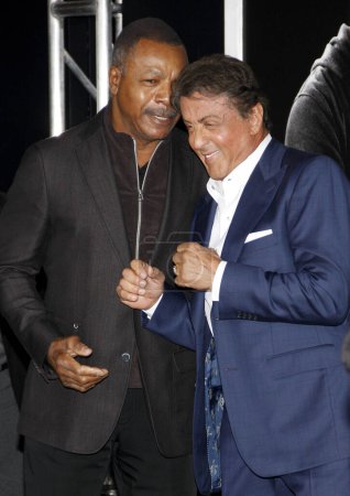Foto de Sylvester Stallone y Carl Weathers en el estreno en Los Ángeles de 'Creed' celebrado en el Regency Village Theatre en Westwood, Estados Unidos el 19 de noviembre de 2015. - Imagen libre de derechos