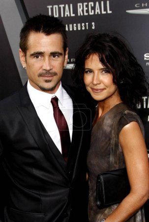 Téléchargez les photos : Colin Farrell and Claudine Farrell at the Los Angeles premiere of 'Total Recall' held at the Grauman's Chinese Theatre in Hollywood, USA on August 1, 2012. - en image libre de droit