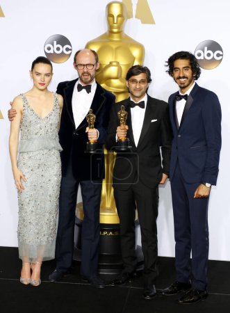 Foto de James Gay-Rees, Asif Kapadia, Dev Patel y Daisy Ridley en los 88th Annual Academy Awards - Sala de prensa celebrada en el Loews Hollywood Hotel en Hollywood, EE.UU. el 28 de febrero de 2016. - Imagen libre de derechos