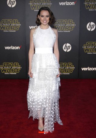 Foto de HOLLYWOOD, CA - Daisy Ridley at the World premiere of 'Star Wars: The Force Awakens' held at the TCL Chinese Theatre in Hollywood, USA on December 14, 2015. - Imagen libre de derechos