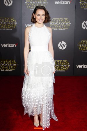 Foto de HOLLYWOOD, CA - Daisy Ridley at the World premiere of 'Star Wars: The Force Awakens' held at the TCL Chinese Theatre in Hollywood, USA on December 14, 2015. - Imagen libre de derechos
