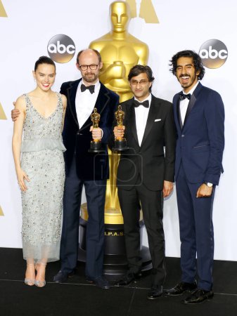 Foto de James Gay-Rees, Asif Kapadia, Dev Patel y Daisy Ridley en los 88th Annual Academy Awards - Sala de prensa celebrada en el Loews Hollywood Hotel en Hollywood, EE.UU. el 28 de febrero de 2016. - Imagen libre de derechos