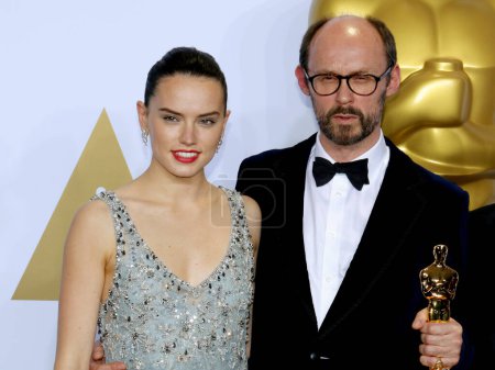 Foto de James Gay-Rees and Daisy Ridley at the 88th Annual Academy Awards - Press Room held at the Loews Hollywood Hotel in Hollywood, USA on February 28, 2016. - Imagen libre de derechos
