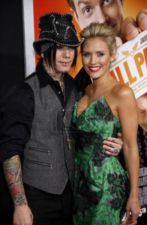 Téléchargez les photos : Nicky Whelan and DJ Ashba at the Los Angeles premiere of 'Hall Pass' held at the ArcLight Cinemas in Hollywood, USA on February 23, 2011. - en image libre de droit