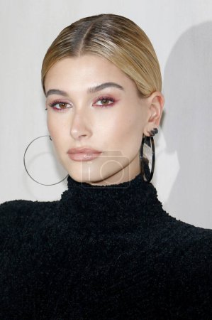 Téléchargez les photos : Hailey Baldwin at the Hammer Museum Gala In The Garden held at the Hammer Museum in Westwood, USA on October 14, 2017. - en image libre de droit