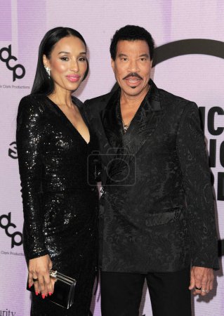Foto de Lisa Parigi y Lionel Richie en el 2022 American Music Awards celebrado en el Microsoft Theater en Los Ángeles, EE.UU. el 20 de noviembre de 2022. - Imagen libre de derechos