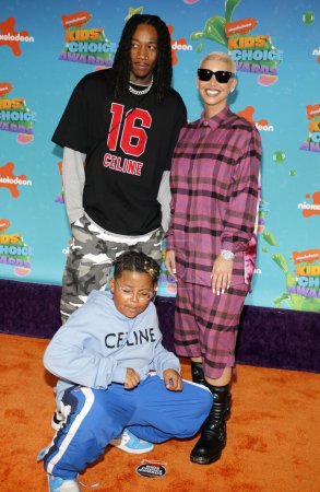Foto de Wiz Khalifa, Sebastian Taylor Thomaz y Amber Rose en los Nickelodeon Kids 'Choice Awards 2023 celebrados en el Microsoft Theater en Los Ángeles, EE.UU. el 4 de marzo de 2023 - Imagen libre de derechos