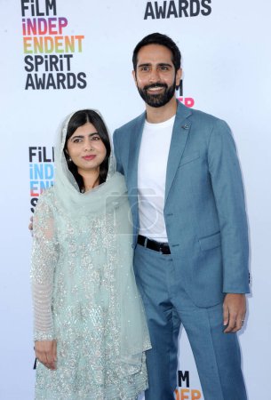 Téléchargez les photos : Malala Yousafzai et Asser Malik aux 2023 Film Independent Spirit Awards qui se sont tenus à la plage de Santa Monica à Los Angeles, États-Unis le 4 mars 2023. - en image libre de droit