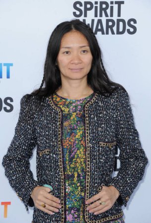 Foto de Chloe Zhao at the 2023 Film Independent Spirit Awards held at the Santa Monica Beach in Los Angeles, USA on March 4, 2023. - Imagen libre de derechos