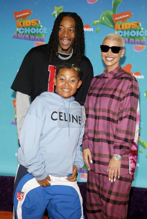 Foto de Wiz Khalifa, Sebastian Taylor Thomaz y Amber Rose en los Nickelodeon Kids 'Choice Awards 2023 celebrados en el Microsoft Theater en Los Ángeles, EE.UU. el 4 de marzo de 2023. - Imagen libre de derechos