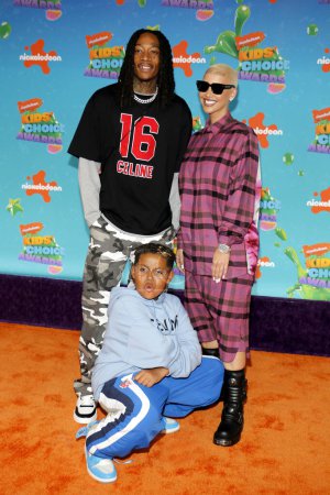 Foto de Wiz Khalifa, Sebastian Taylor Thomaz y Amber Rose en los Nickelodeon Kids 'Choice Awards 2023 celebrados en el Microsoft Theater en Los Ángeles, EE.UU. el 4 de marzo de 2023. - Imagen libre de derechos