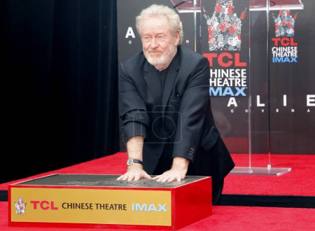 Foto de Ceremonia de manos y huellas de Sir Ridley Scott celebrada en el TCL Chinese Theatre IMAX en Hollywood, EE.UU. el 17 de mayo de 2017. - Imagen libre de derechos