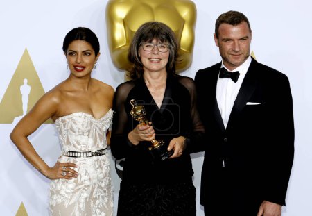 Foto de Liev Schreiber, Margaret Sixel y Priyanka Chopra en los 88º Premios Anuales de la Academia - Sala de Prensa celebrada en el Loews Hollywood Hotel en Hollywood, EE.UU. el 28 de febrero de 2016. - Imagen libre de derechos