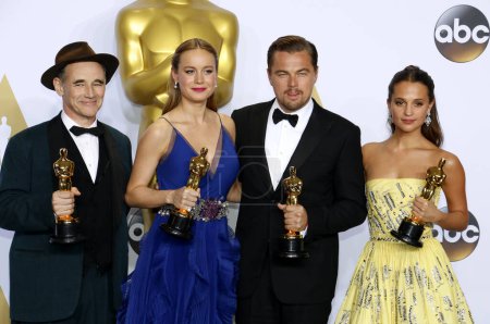Foto de Mark Rylance, Brie Larson, Leonardo DiCaprio y Alicia Vikander en los 88º Premios Anuales de la Academia - Sala de Prensa celebrada en el Loews Hollywood Hotel en Hollywood, EE.UU. el 28 de febrero de 2016. - Imagen libre de derechos