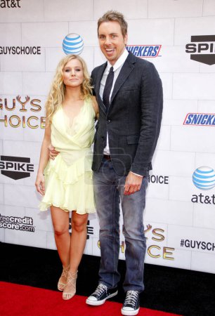 Téléchargez les photos : Kristen Bell and Dax Shepard at the 2012 Spike TV's Guys Choice Awards held at the Sony Studios in Culver City, USA on June 2, 2012. - en image libre de droit