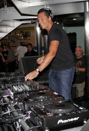 Téléchargez les photos : DJ Tiesto tourne son set et rencontre ses fans au Virgin Megastore de West Hollywood, USA le 10 août 2007. - en image libre de droit