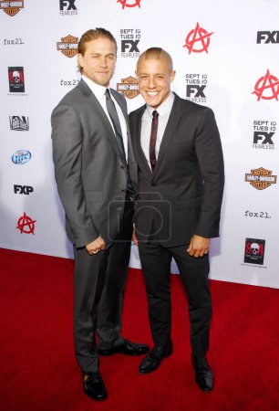 Foto de Charlie Hunnam y Theo Rossi en la Temporada 6 de FX Estreno de "Sons Of Anarchy" celebrado en el Dolby Theatre en Hollywood, EE.UU. el 7 de septiembre de 2013. - Imagen libre de derechos