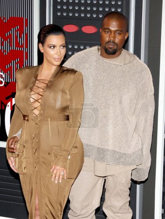 Foto de Kim Kardashian y Kanye West en el 2015 MTV Video Music Awards celebrado en el Microsoft Theater en Los Ángeles, EE.UU. el 30 de agosto de 2015. - Imagen libre de derechos