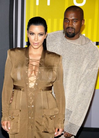Foto de Kim Kardashian y Kanye West en el 2015 MTV Video Music Awards celebrado en el Microsoft Theater en Los Ángeles, EE.UU. el 30 de agosto de 2015. - Imagen libre de derechos
