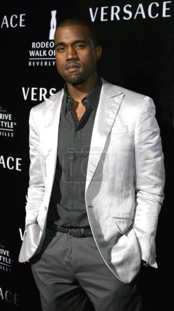 Téléchargez les photos : Kanye West au Rodeo Drive Walk Of Style Award en l'honneur de Gianni et Donatella Versace à l'hôtel de ville de Beverly Hills, États-Unis, le 8 février 2007. - en image libre de droit