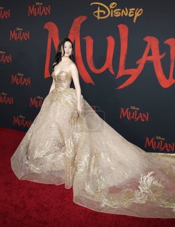 Foto de Yifei Liu en el estreno mundial de 'Mulan' de Disney celebrado en el Dolby Theatre en Hollywood, EE.UU. el 9 de marzo de 2020
. - Imagen libre de derechos