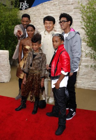 Téléchargez les photos : Jada Pinkett Smith, Will Smith, Jaden Smith, Jackie Chan, Trey Smith et Willow Smith à la première de Los Angeles de "The Karate Kid" qui s'est tenue au Mann Village Theater à Westwood, USA le 7 juin 2010. - en image libre de droit