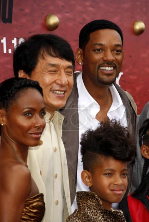 Foto de Jada Pinkett Smith, Will Smith, Jackie Chan y Willow Smith en el estreno en Los Ángeles de 'The Karate Kid' celebrado en el Mann Village Theater en Westwood, EE.UU. el 7 de junio de 2010. - Imagen libre de derechos