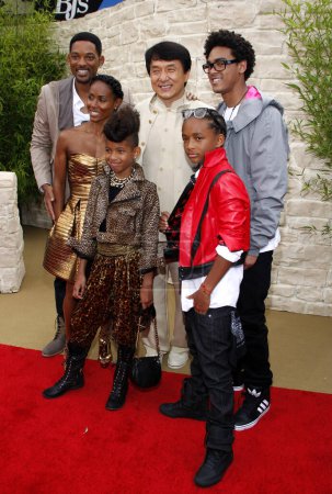 Foto de Jada Pinkett Smith, Will Smith, Jaden Smith, Jackie Chan, Trey Smith y Willow Smith en el estreno en Los Ángeles de 'The Karate Kid' celebrado en el Mann Village Theater en Westwood, EE.UU. el 7 de junio de 2010. - Imagen libre de derechos