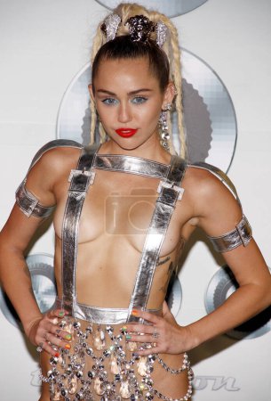 Téléchargez les photos : Miley Cyrus aux MTV Video Music Awards 2015 au Microsoft Theater à Los Angeles, USA le 30 août 2015. - en image libre de droit
