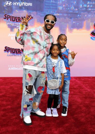 Téléchargez les photos : Omarion, et les enfants à la première de 'Spider-Man : Across the Spider-Verse' tenue au Regency Village Theater à Westwood, États-Unis le 30 mai 2023. - en image libre de droit