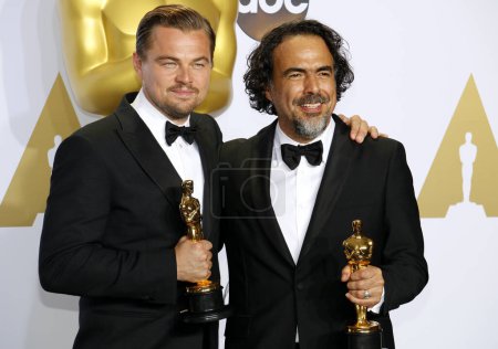 Téléchargez les photos : Leonardo DiCaprio et Alejandro Gonzalez Inarritu lors de la 88e cérémonie annuelle des Academy Awards - Salle de presse au Loews Hollywood Hotel à Hollywood, États-Unis, le 28 février 2016. - en image libre de droit