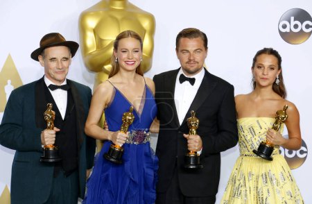 Foto de Mark Rylance, Alicia Vikander, Brie Larson y Leonardo DiCaprio en los 88th Annual Academy Awards - Sala de prensa celebrada en el Loews Hollywood Hotel en Hollywood, EE.UU. el 28 de febrero de 2016. - Imagen libre de derechos