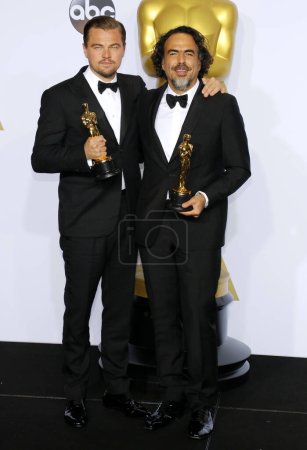Téléchargez les photos : Leonardo DiCaprio et Alejandro Gonzalez Inarritu lors de la 88e cérémonie annuelle des Academy Awards - Salle de presse au Loews Hollywood Hotel à Hollywood, États-Unis, le 28 février 2016. - en image libre de droit