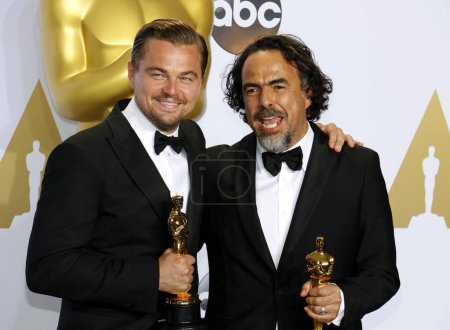 Foto de Alejandro González Inarritu y Leonardo DiCaprio en los 88º Premios Anuales de la Academia - Sala de Prensa celebrada en el Loews Hollywood Hotel en Hollywood, EE.UU. el 28 de febrero de 2016. - Imagen libre de derechos