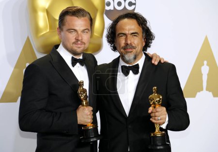 Téléchargez les photos : Alejandro Gonzalez Inarritu et Leonardo DiCaprio lors de la 88e cérémonie annuelle des Academy Awards - Salle de presse au Loews Hollywood Hotel à Hollywood, États-Unis, le 28 février 2016. - en image libre de droit