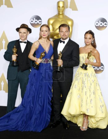 Téléchargez les photos : Mark Rylance, Alicia Vikander, Brie Larson et Leonardo DiCaprio lors de la 88e cérémonie annuelle des Academy Awards - Salle de presse qui s'est tenue au Loews Hollywood Hotel à Hollywood, États-Unis le 28 février 2016. - en image libre de droit