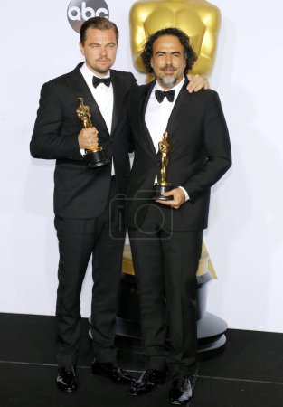 Foto de Leonardo DiCaprio y Alejandro González Inarritu en los 88º Premios Anuales de la Academia - Sala de Prensa celebrada en el Loews Hollywood Hotel en Hollywood, EE.UU. el 28 de febrero de 2016. - Imagen libre de derechos