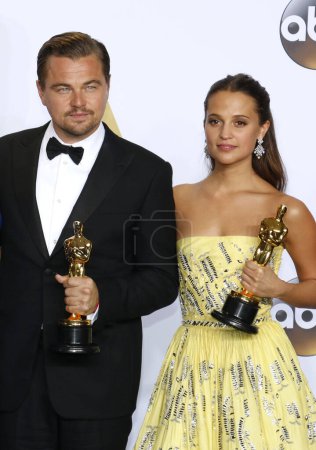 Téléchargez les photos : Leonardo DiCaprio et Alicia Vikander lors de la 88e cérémonie annuelle des Academy Awards - Salle de presse au Loews Hollywood Hotel à Hollywood, États-Unis, le 28 février 2016. - en image libre de droit