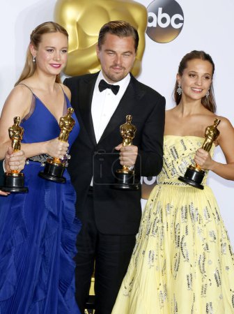 Téléchargez les photos : Alicia Vikander, Brie Larson et Leonardo DiCaprio lors de la 88e cérémonie annuelle des Academy Awards - Salle de presse au Loews Hollywood Hotel à Hollywood, États-Unis, le 28 février 2016. - en image libre de droit
