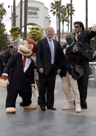 Foto de Donald Trump en la sexta temporada de búsqueda de llamadas de casting para The Apprentice celebrada en Universal Studios Hollywood, California el 10 de marzo de 2006. - Imagen libre de derechos
